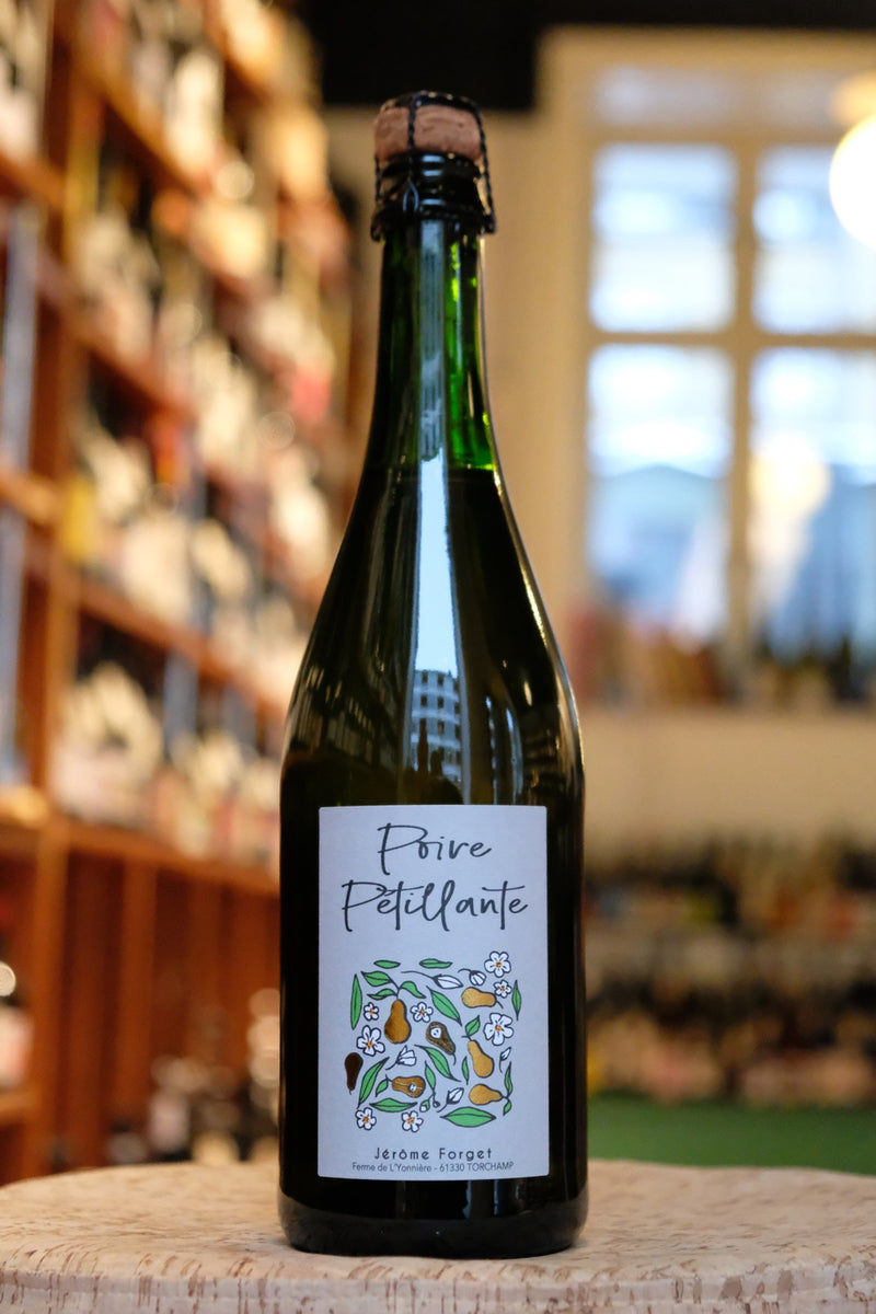 Une Célébration Pétillante Du Champagne à Succès Brille Sur Une Table